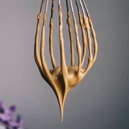 le bec d'oiseau de la mousse de Dalgona